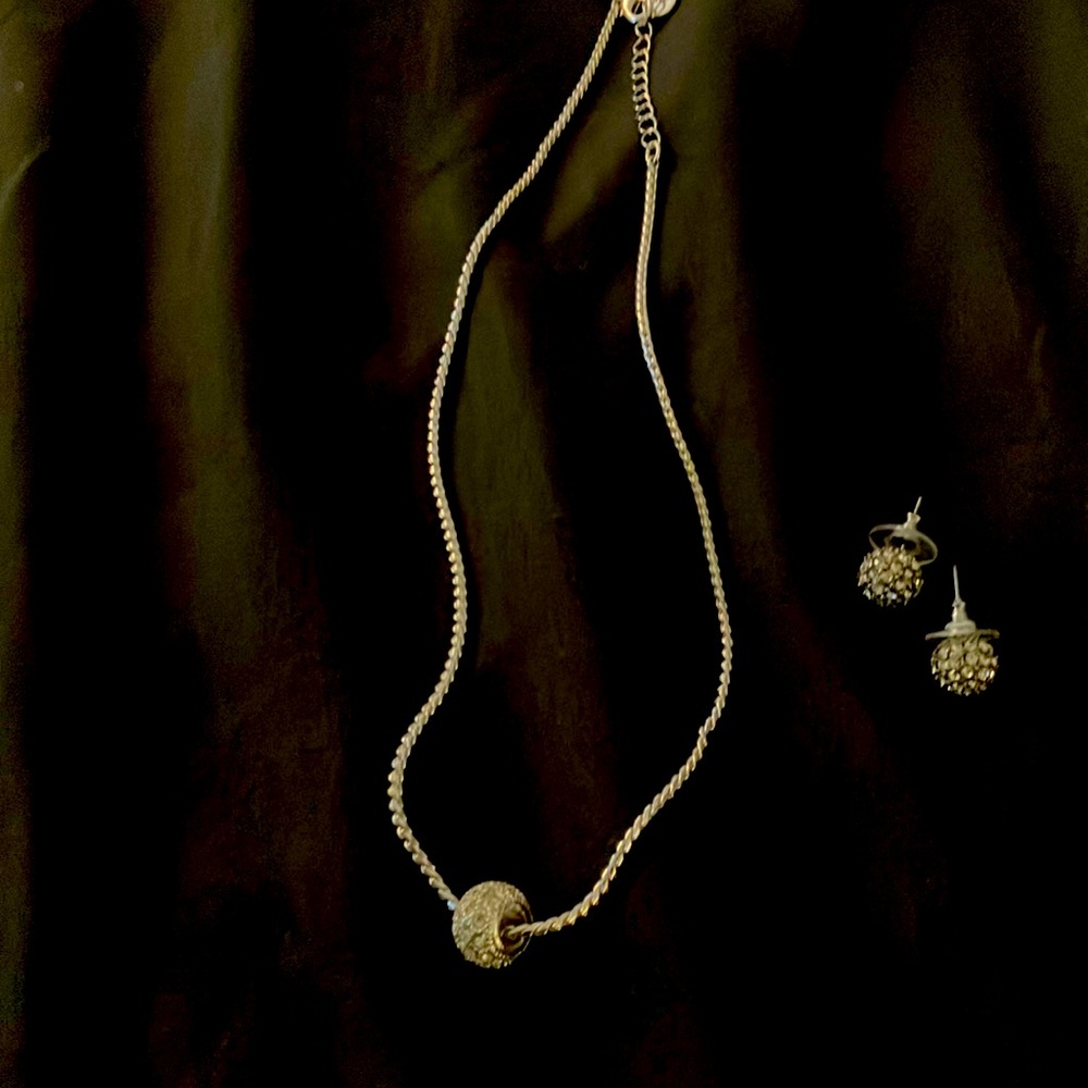 Necklace and earring set